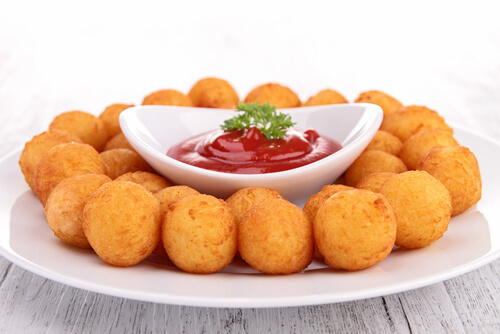 Bolitas fritas de queso y macarrones