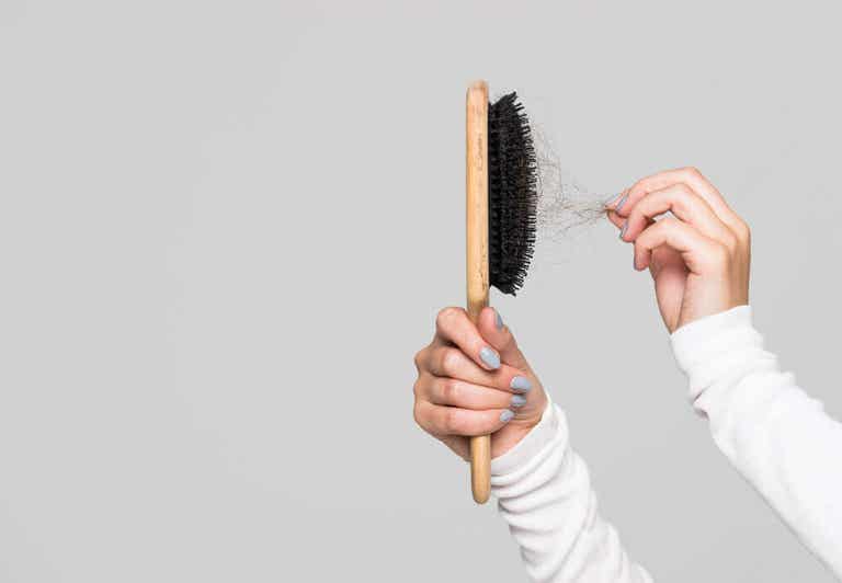 Cepillo de cabello evidenciando caída de cabello.
