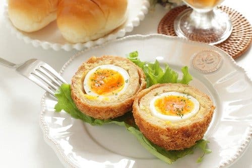 Copa de pan tostado con huevo para desayunar.