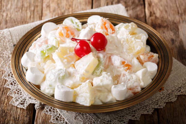 Ensalada de malvaviscos, frutas y crema