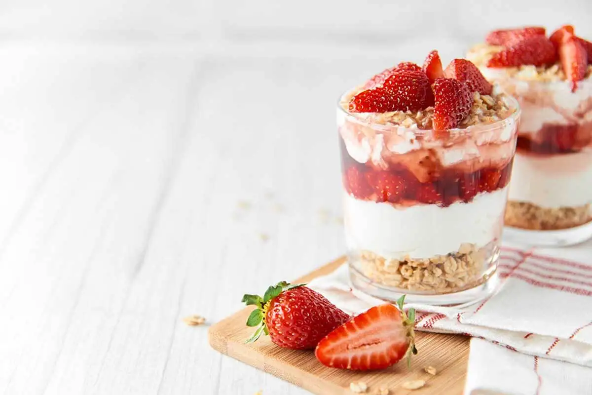 Granola con fresas.