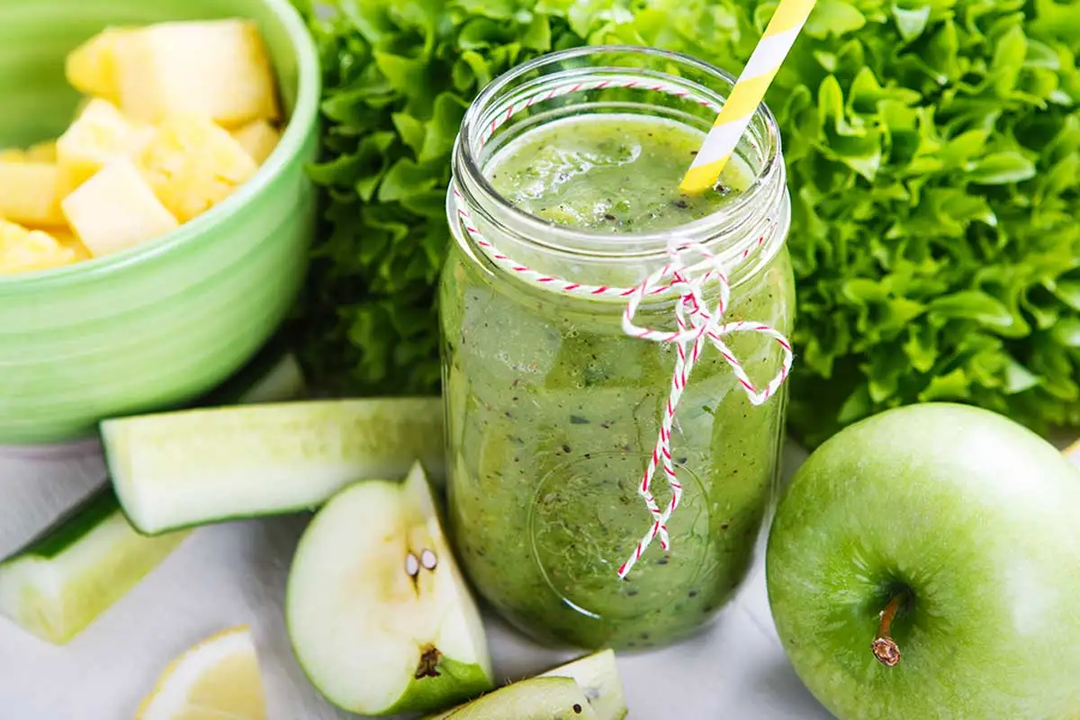 Jugo de piña manzana y pepino.