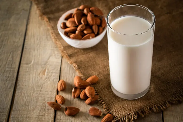 Lo que puedes lograr al tomar leche de almendras con miel todos los días