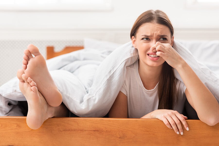 Remedios caseros: cómo quitar el mal olor de los pies, con vinagre