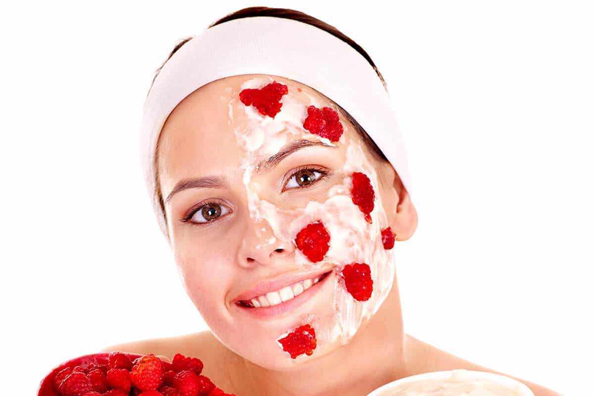 Mascarilla facial con fresas.