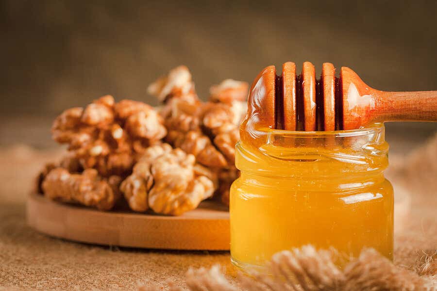 Miel y nueces peladas son buenas para el cerebro