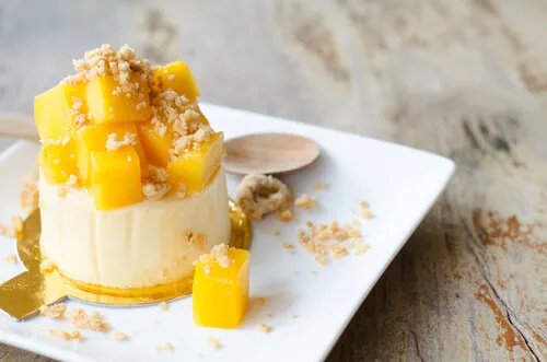 Mousse de coco con crema de mango