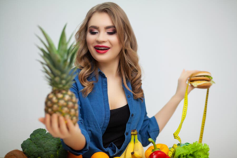 Mujer considerando hacer la dieta de la piña