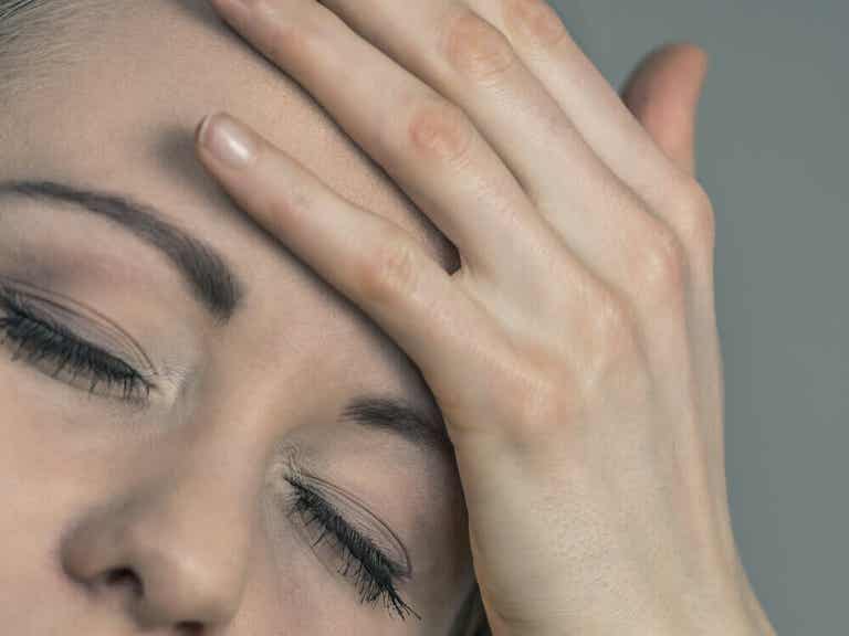 Mujer con migraña y dolor.