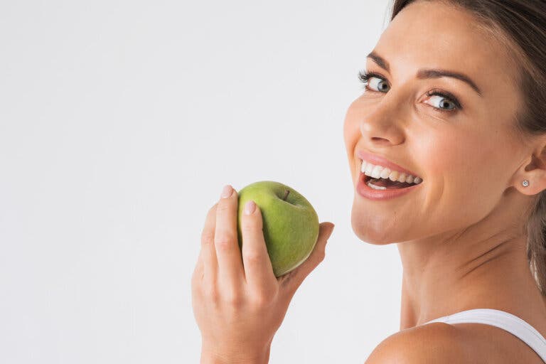 Maravillosas propiedades de consumir una manzana verde al día