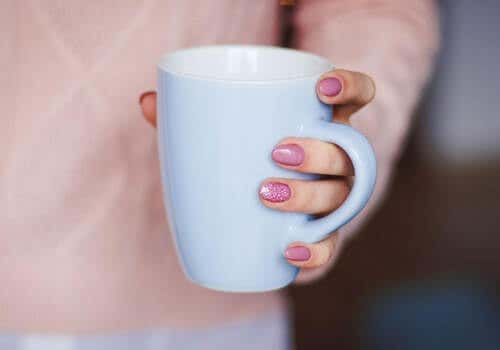 Kvinde med en kop te i hånden