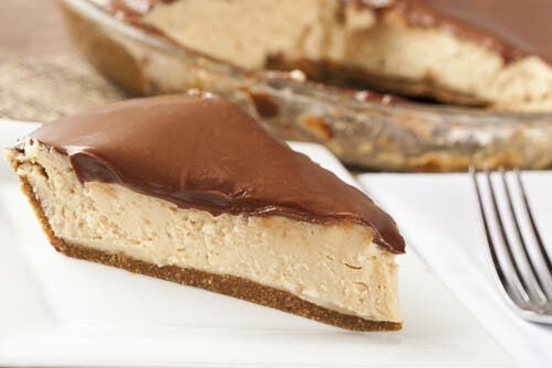 Pastel de mantequilla de maní o cacahuete con glaseado