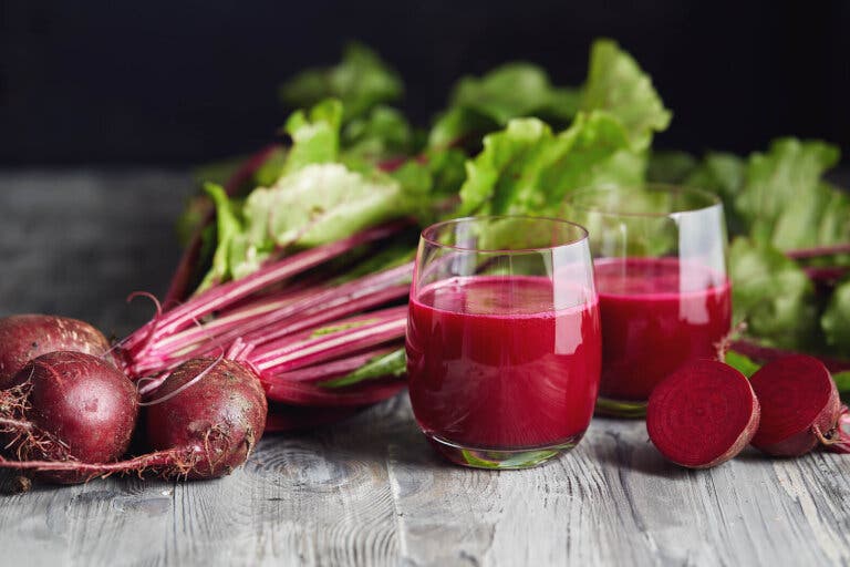 Apoya la desintoxicación de tu hígado con este batido de arándanos y remolacha