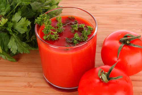 Licuado de tomate y perejil para combatir la retención de líquidos