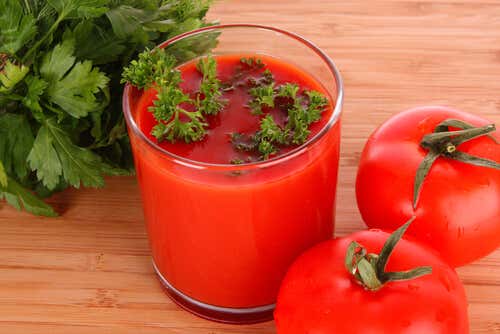 Licuado de tomate y perejil para combatir la retención de líquidos