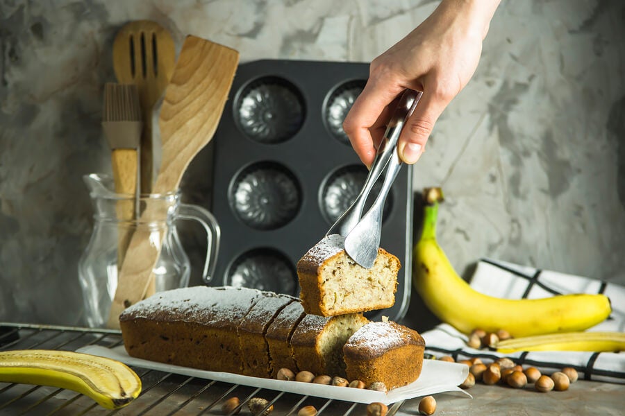 Torta de banana y ron con glaseado de queso crema