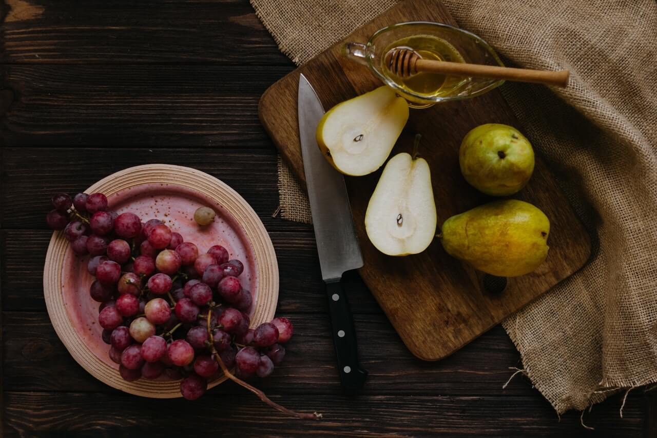 Plato de uvas moradas con peras.