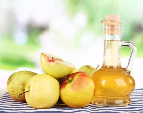 El ácido que contiene el vinagre de manzana es un compuesto activo que ayuda a erradicar hongos.
