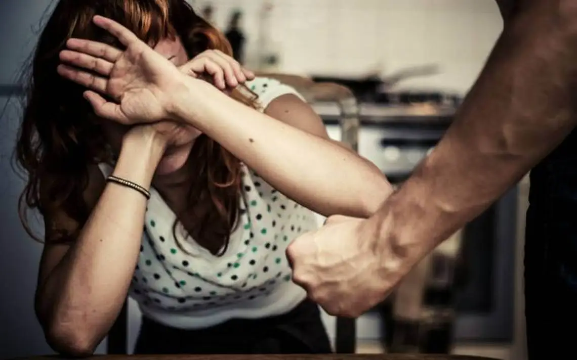Violencia explícita de pareja.