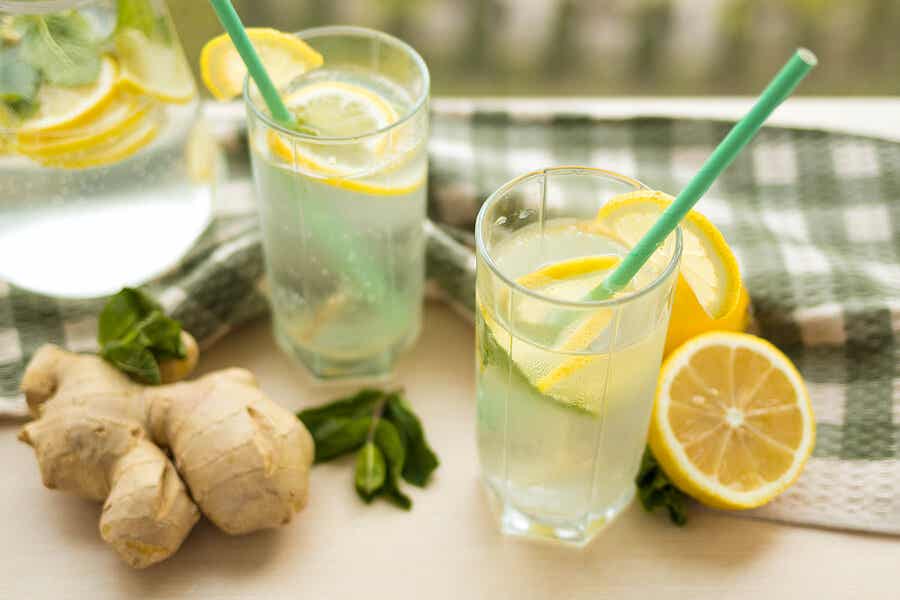 Zumo de limón y jengibre para reducir el colesterol.