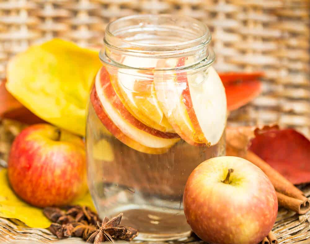 Agua detox de canela y manzana