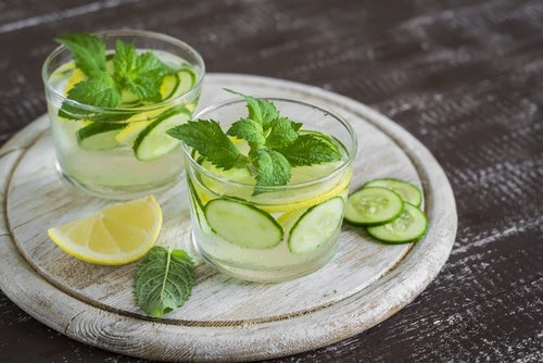Bebida desintoxicante y adelgazante de pepino