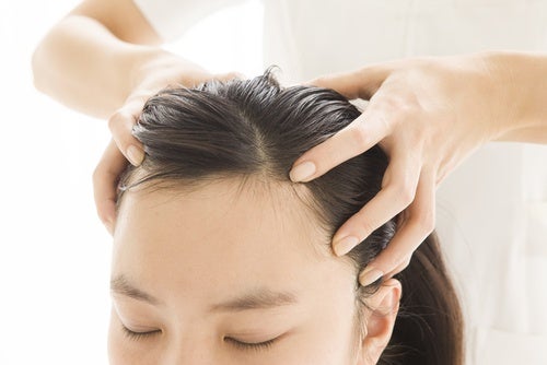 Aplicación del gel de lino para el cabello