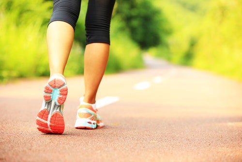 Mujer corriendo para mejorar su salud tiroidea