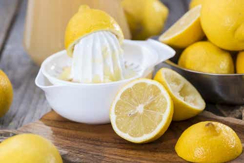El zumo de limón es aconsejable para algunos problemas en la piel.