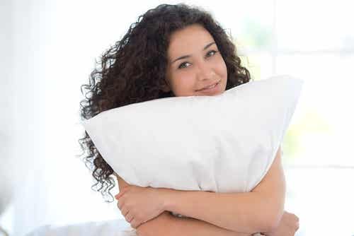 Mujer abrazando su almohada