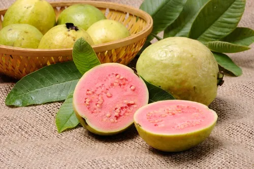 Guayaba cortada en dos pedazos