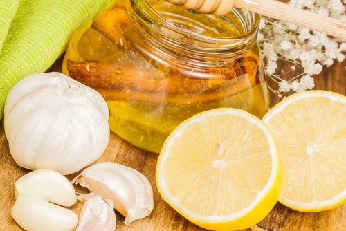 Remedio de limón, miel y ajo para bajar el colesterol