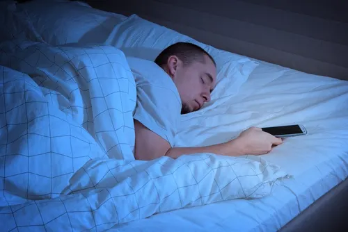 Mand i seng er eksempel på, hvad der sker, mens man sover