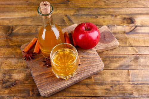 EL vinagre de sidra de manzana es un remedio eficaz contra los hongos en las uñas.