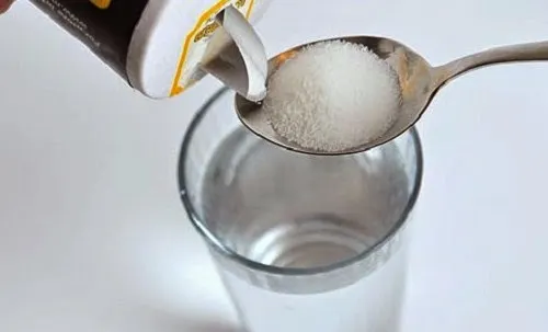 El agua con sal es un enjuague ideal para la salud de tus encías.