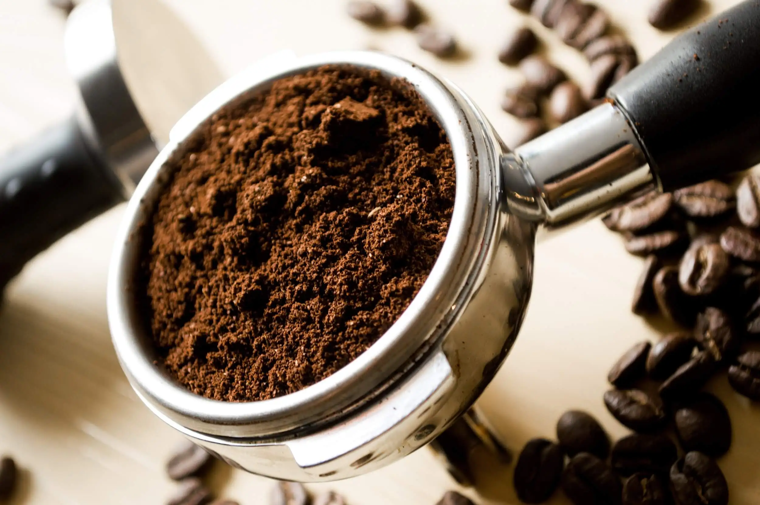Café molido para quitar el olor a quemado del microondas.