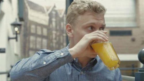Hombre deja el azucar y el alcohol