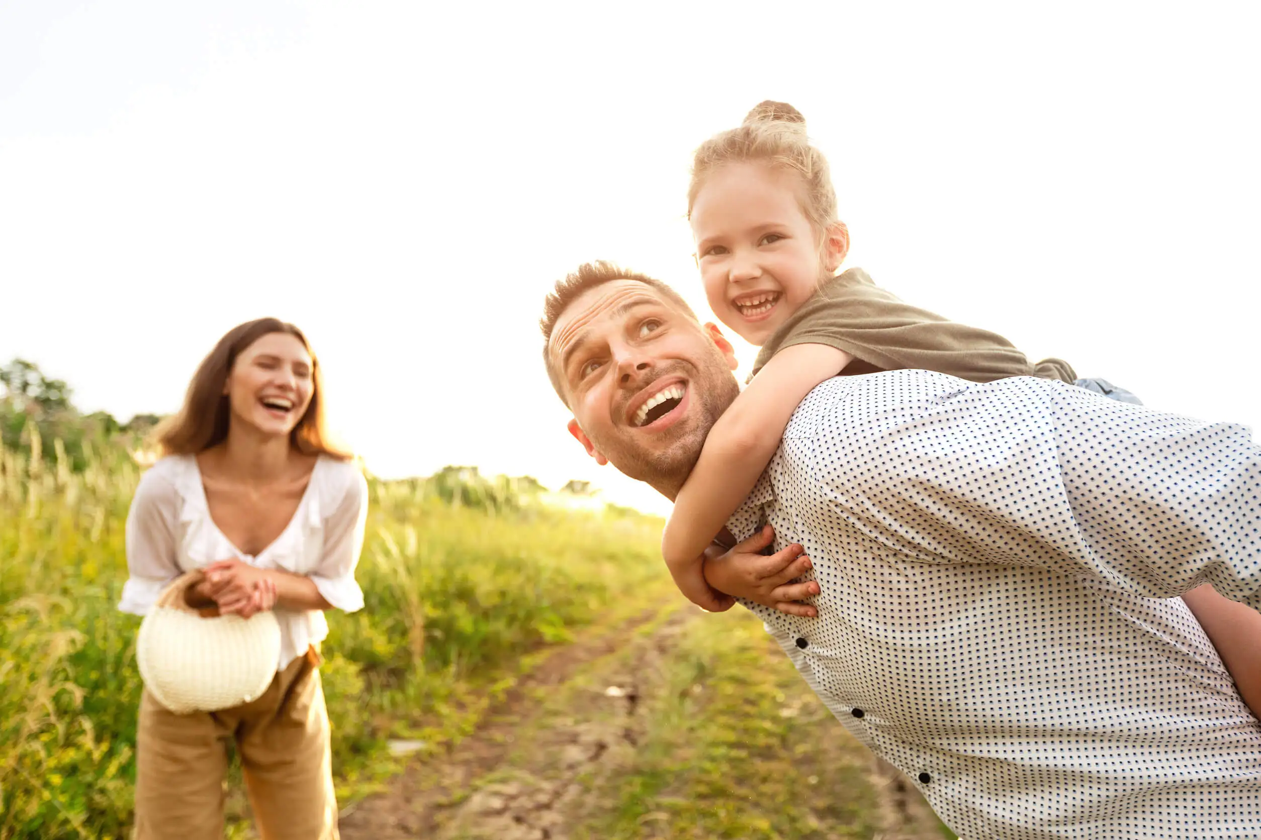 Familia feliz que enseña a sus hijos a manejar las burlas.
