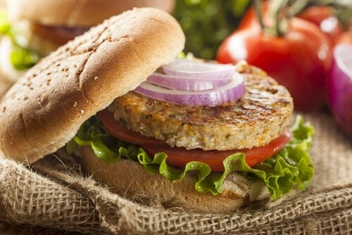 Cómo preparar unas hamburguesas saludables de lentejas y quinoa