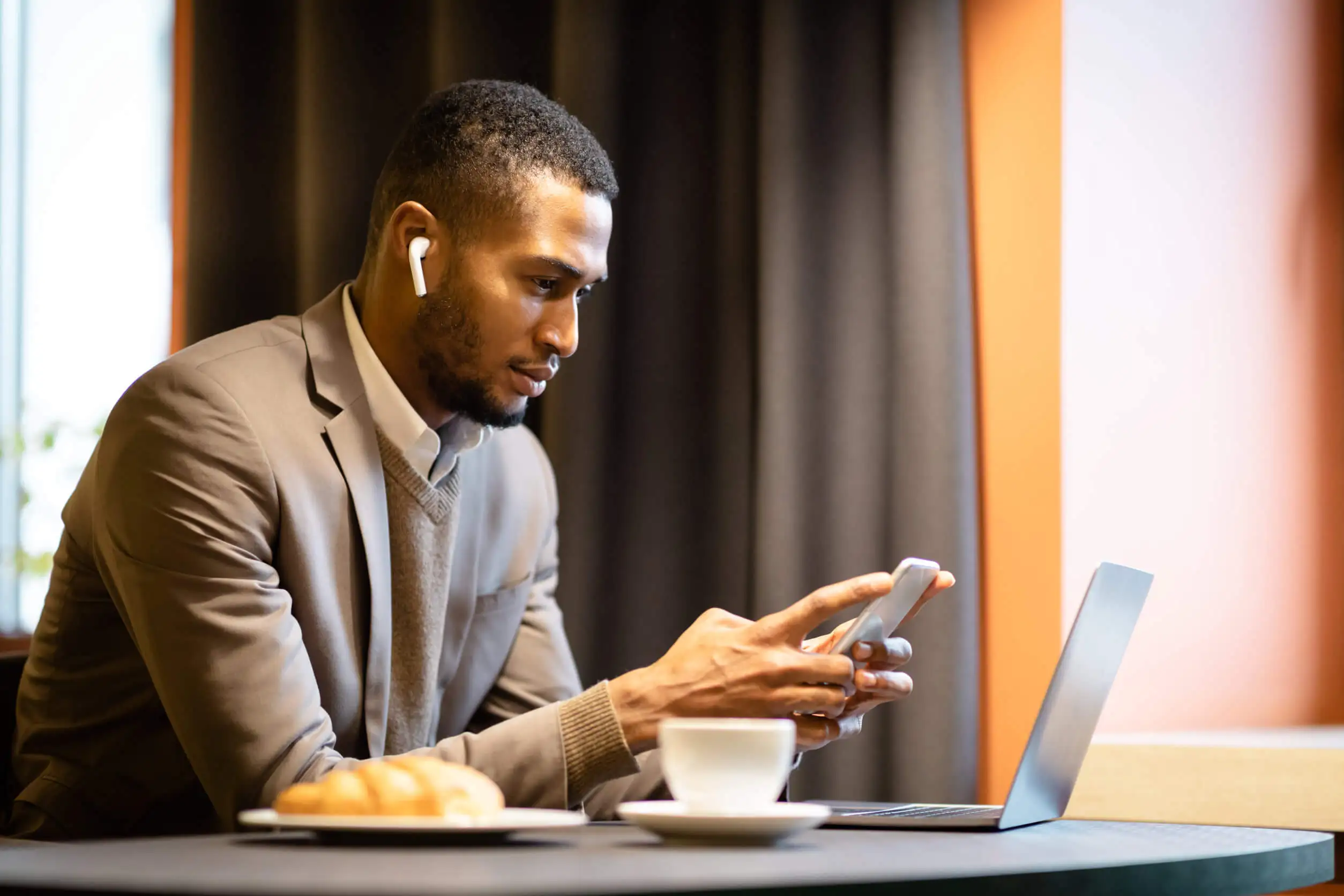 L'homme utilise le wifi public avec risque.
