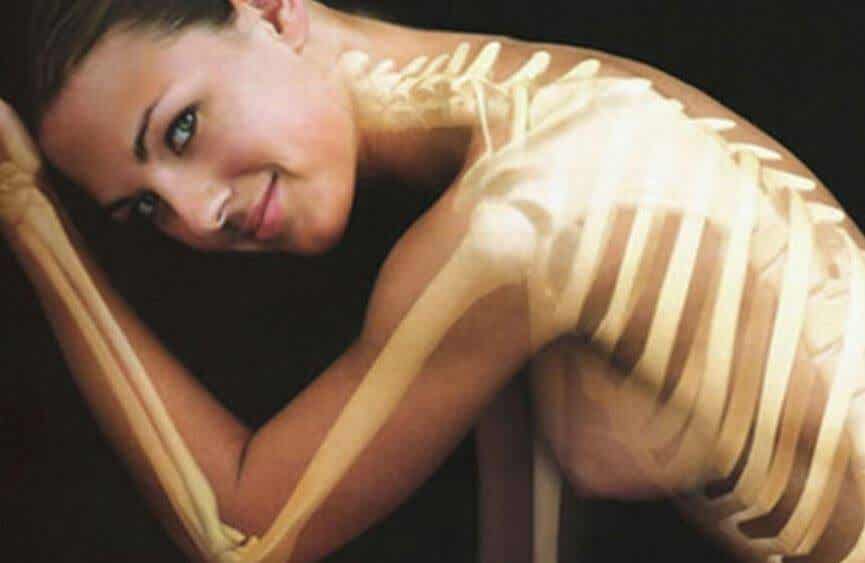 Mujer con sus huesos sanos y en forma