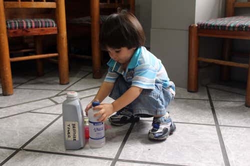 Niño jugando con insecticidas