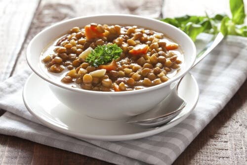 Plato de lentejas con verduras.