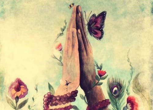 Manos rodeadas de flores