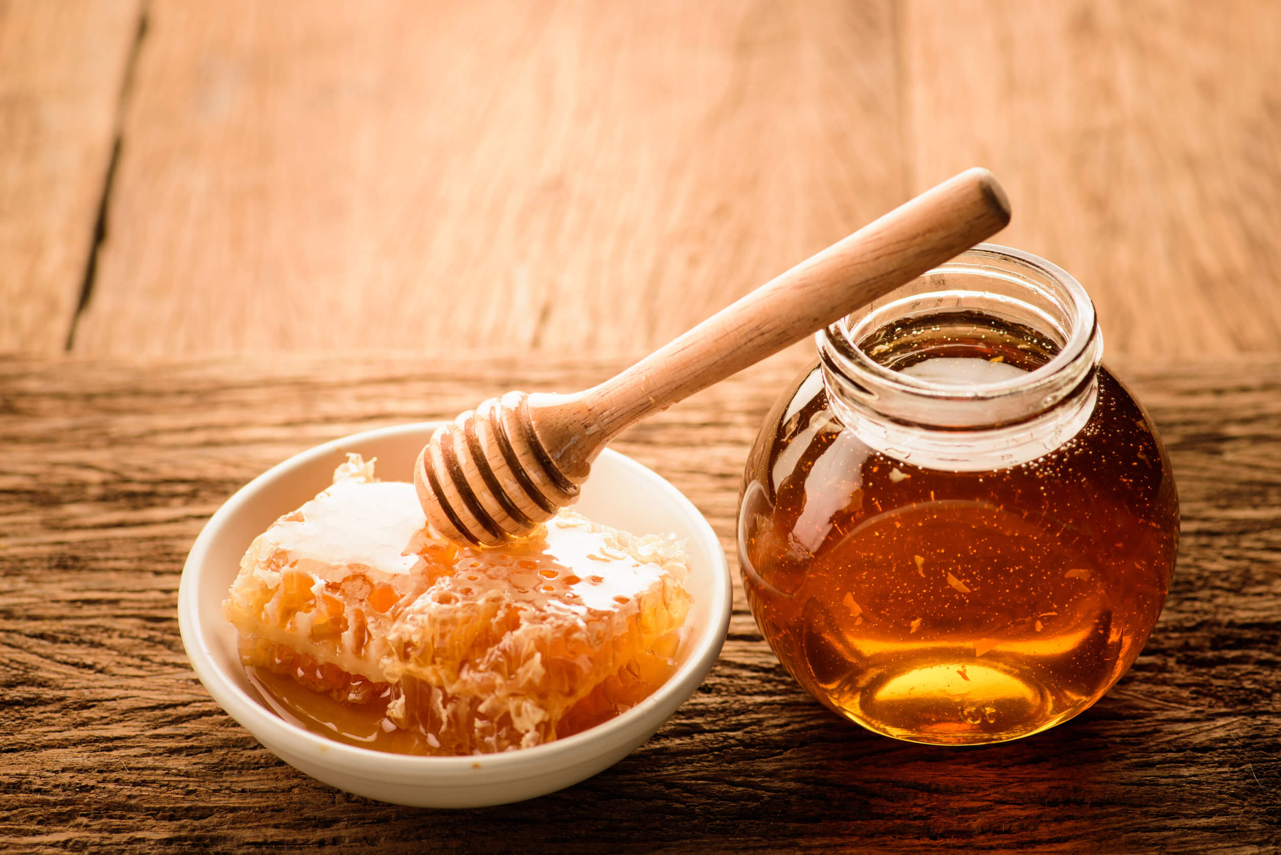 ¿Una cucharada de miel antes de acostarte te ayudará a dormir mejor?