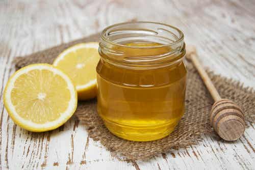 Trockene Kehle lindern mit Honig und Zitrone
