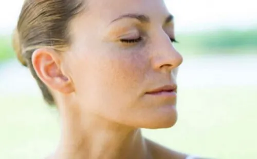 Mujer respirando con los ojos cerrados