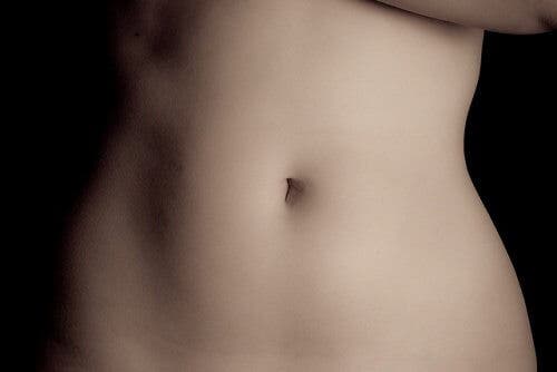 Vientre de una mujer a nivel de los ovarios