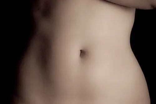 Vientre de una mujer a nivel de los ovarios