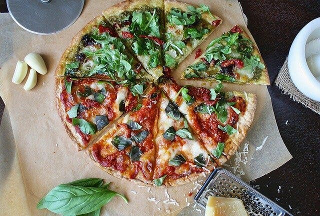 La pizza casera puede llevar ajo.